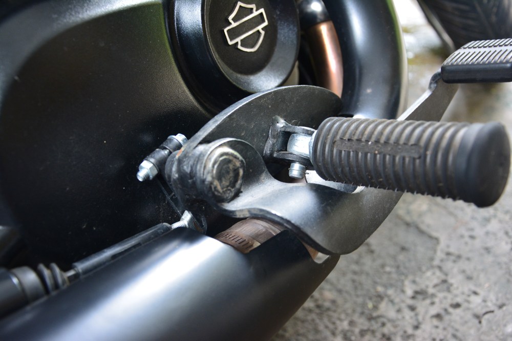 Finish of rear brake lever hold. Just look at the quality and finish. Do you expect his if you buy a Harley or any bike upwards of 4.5 lakhs?