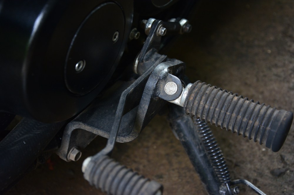 Gear lever Assembly. Look here at the quality of the holder and how its bolted together. Again here the design team thought "Ohhh!! how do we accommodate the rear gear assembly. okay lets take cheap wrought iron lets not even polish it, then lets bolt it to engine assembly beneath "